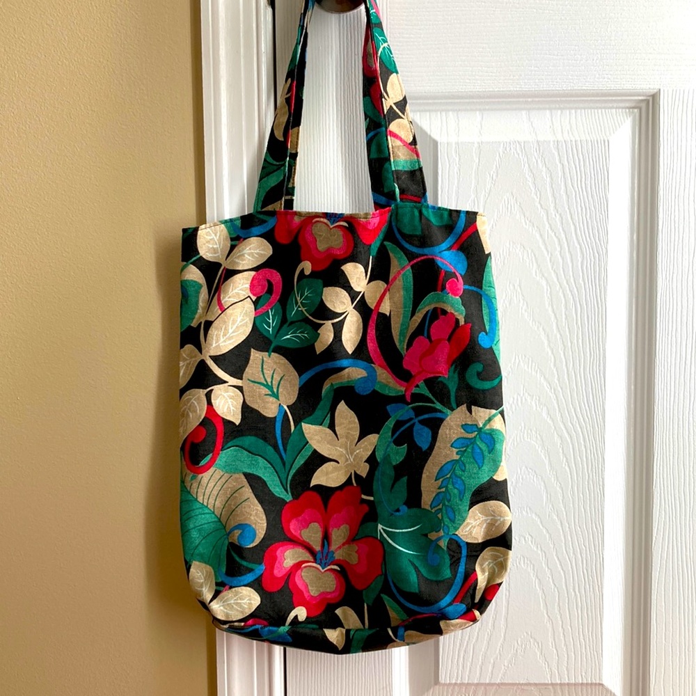 NWOT one button closure tote floral cloth bag. This bag is lined.